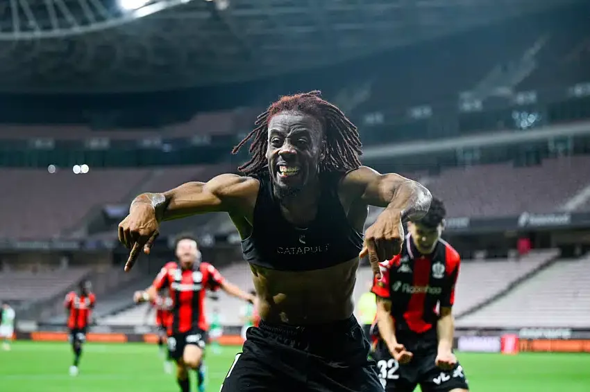 Avec un doublé d’Elye Wahi, l’OGC Nice se maintient et laisse l’AS Saint-Etienne en Ligue 2