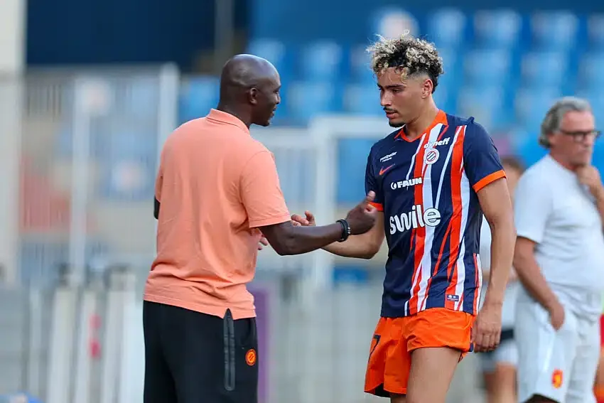 Daylam Meddah, une première au milieu en orange et bleu qui tombe à pic