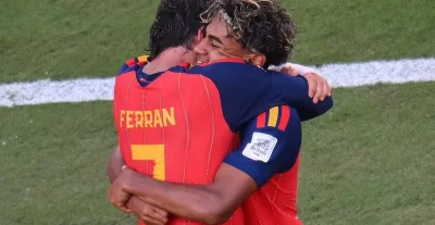 Lamine Yamal et Ferran Torres salués par De la Fuente