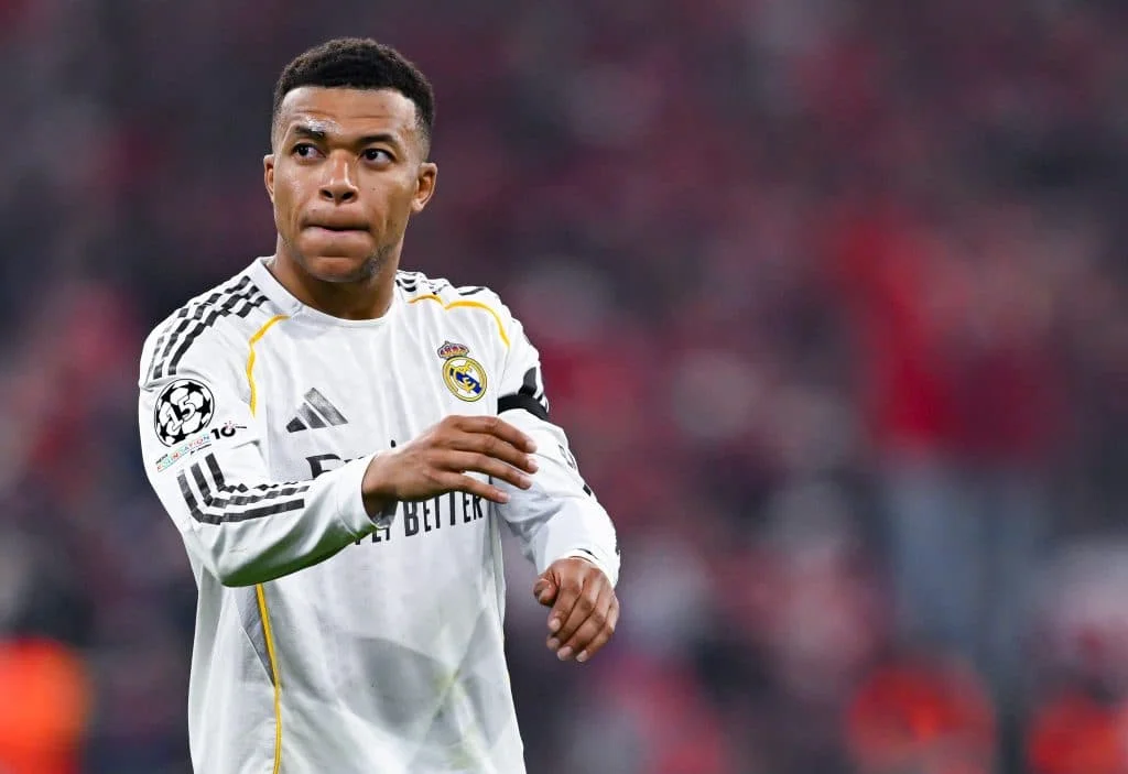 Real Madrid : yacht, bisous et maillots de bain, Mbappé profite à fond avec Ester Expósito