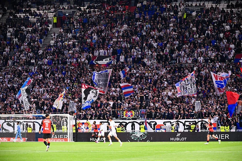OL – Stade Rennais (4-2) : les supporters lyonnais ont donné rendez-vous à une actrice X en plein match ! 