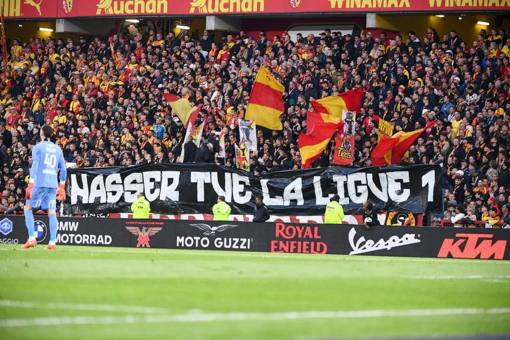 RC Lens – PSG : les supporters lensois allument le Qatar et Al-Khelaïfi après le report