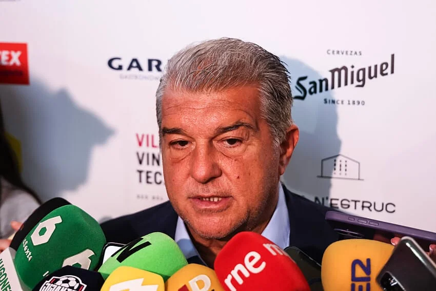 FC Barcelone : Laporta détruit le Real Madrid et annonce un mercato de folie ! 