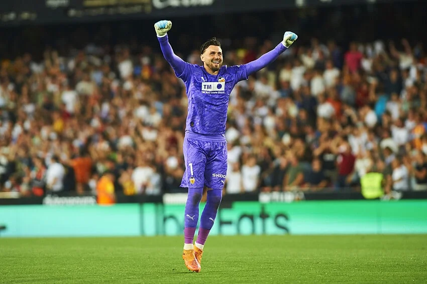 OM Mercato : Lorenzi a ciblé le remplaçant de Rulli, le FC Barcelone l’adore !