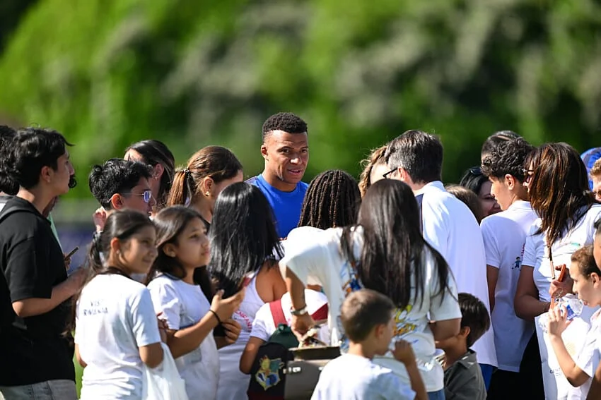Real Madrid : grillée avec Bad Bunny, la compagne de Kylian Mbappé Ester Exposito apporte une réponse surprenante 