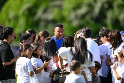 Real Madrid : grillée avec Bad Bunny, la compagne de Kylian Mbappé Ester Exposito apporte une réponse surprenante 