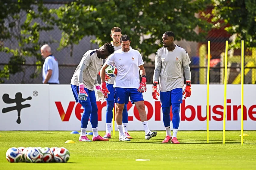 RC Lens : un crack de l’équipe de France allume Robin Risser à la Coupe du Monde !