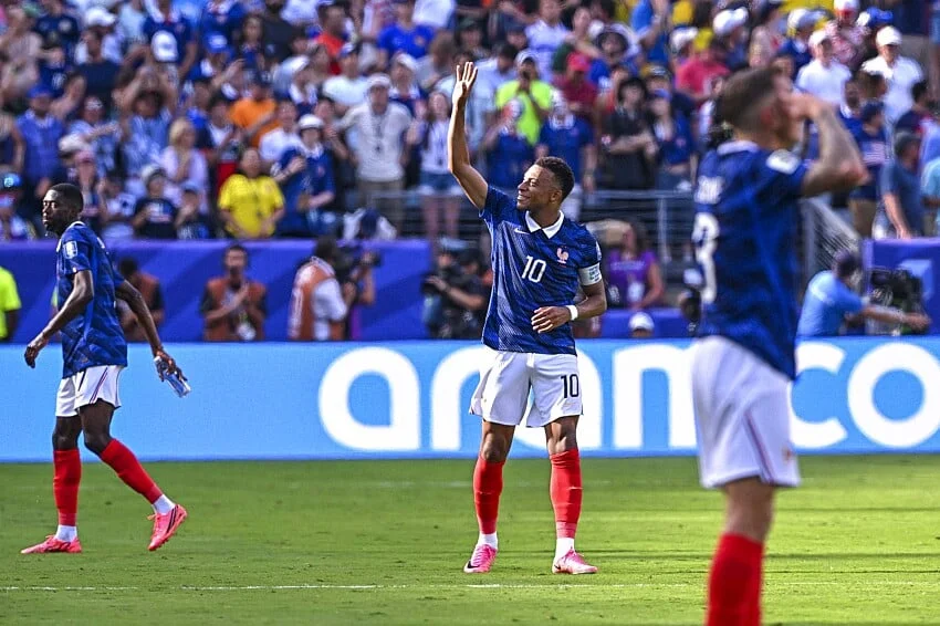 Coupe du Monde 2026 : un bisou de Kylian Mbappé à Ester Exposito en mondovision ?