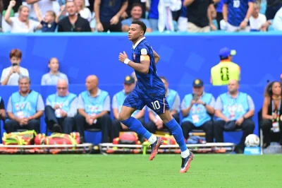 Coupe du Monde 2026 : Mbappé a affiché Ester Exposito dans une tenue qui fait polémique !