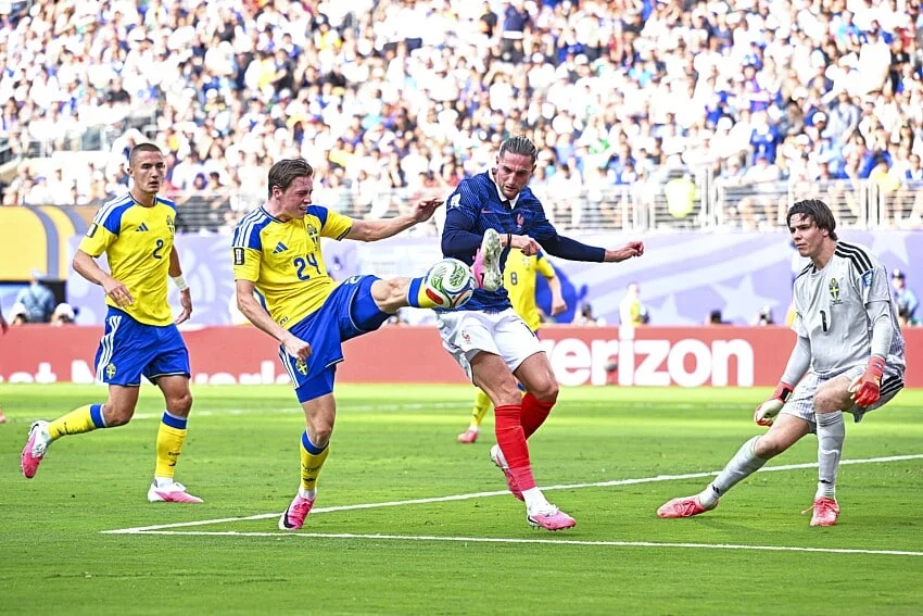 OL Mercato : après Openda, Lyon cible un gardien du Mondial 2026 !