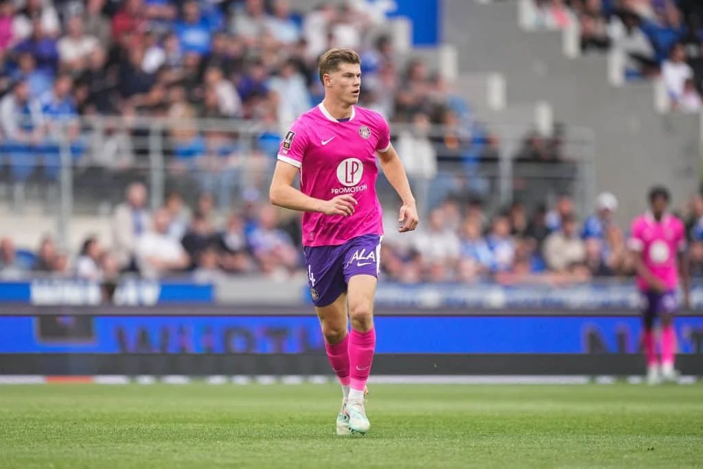 Stade Rennais Mercato : la raison surprenante du montage XXL pour Charlie Cresswell