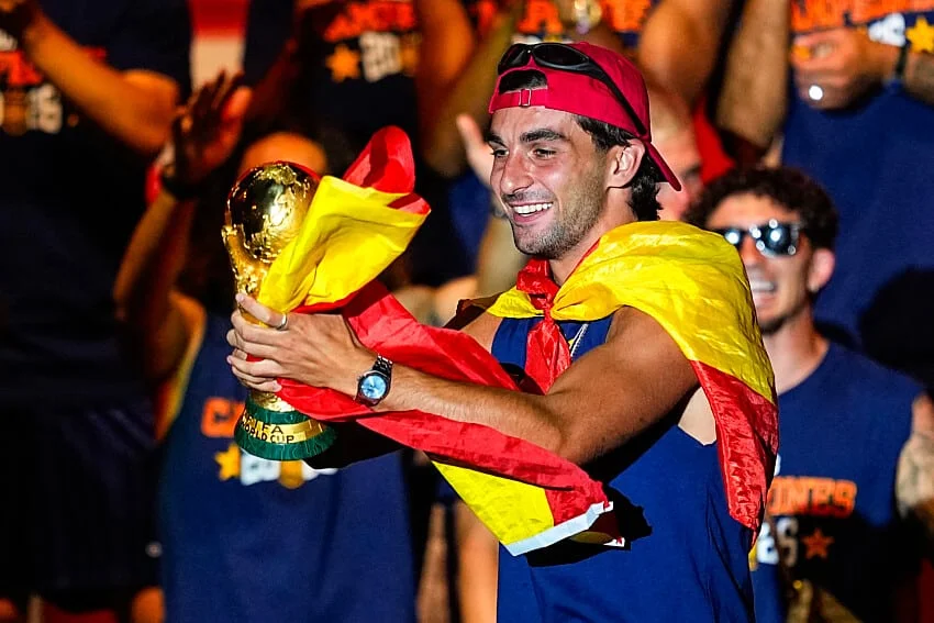 PSG Mercato : Flick (Barça) confirme pour Ferran Torres, l’offre de Liverpool pour Barcola a fuité !