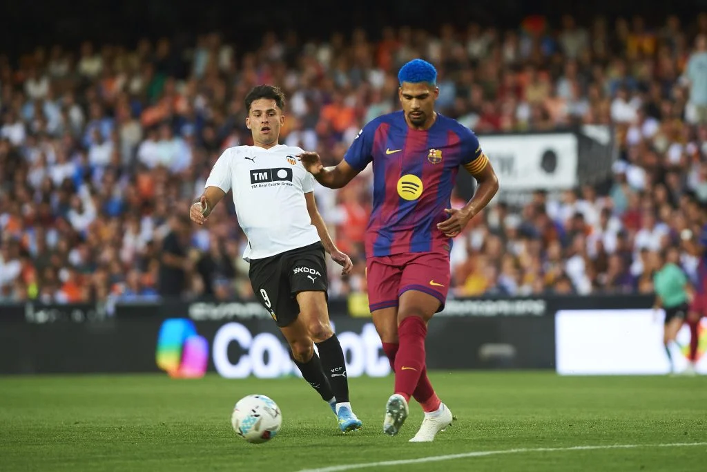 FC Barcelone : Flick valide le choix fort de Deco et lance l’alerte