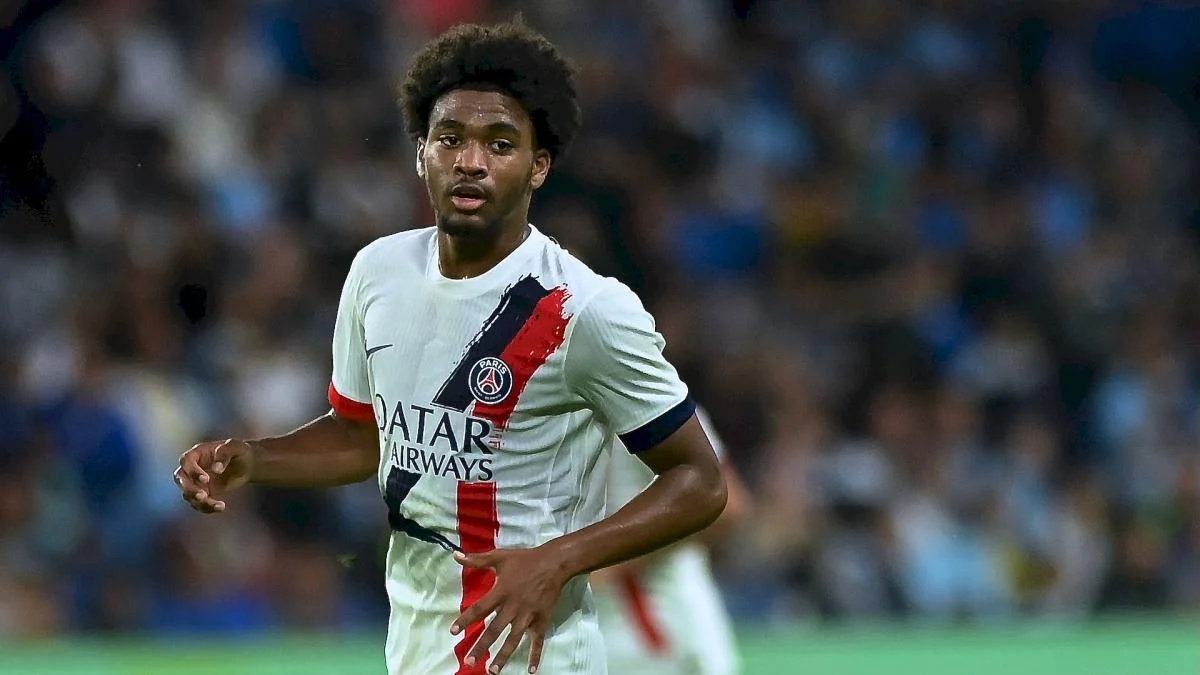 PSG : les images du but gag de Mbaye contre Lorient