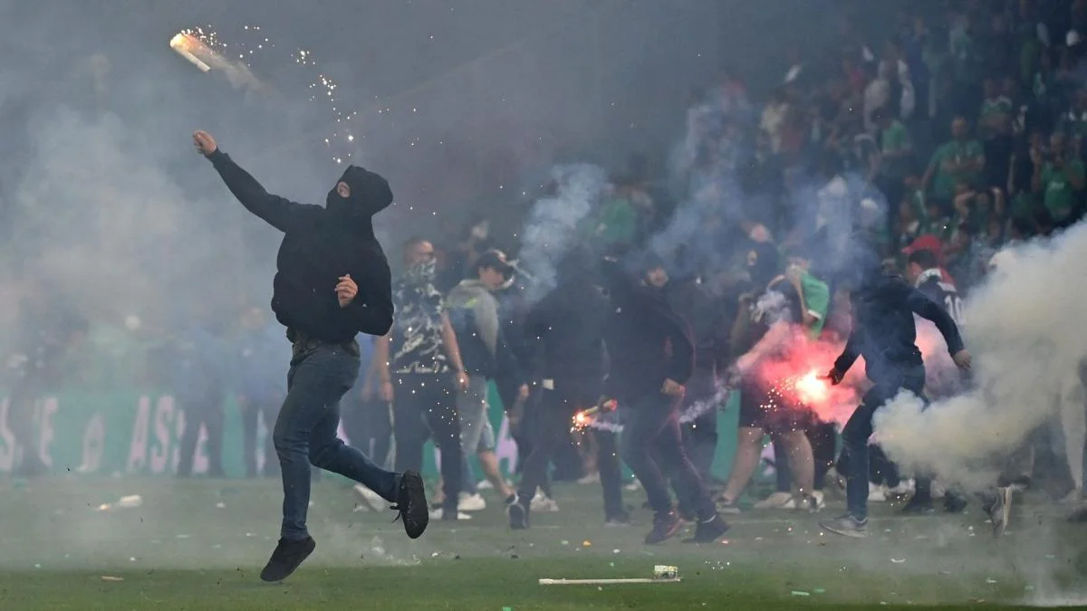 ASSE : Philippe Montanier pris à partie par des supporters 