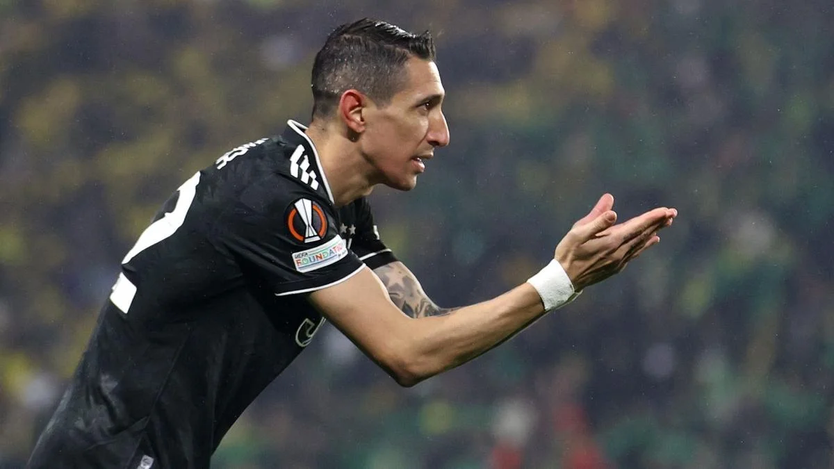 Ángel Di María interrompu en plein match par un chien en Argentine