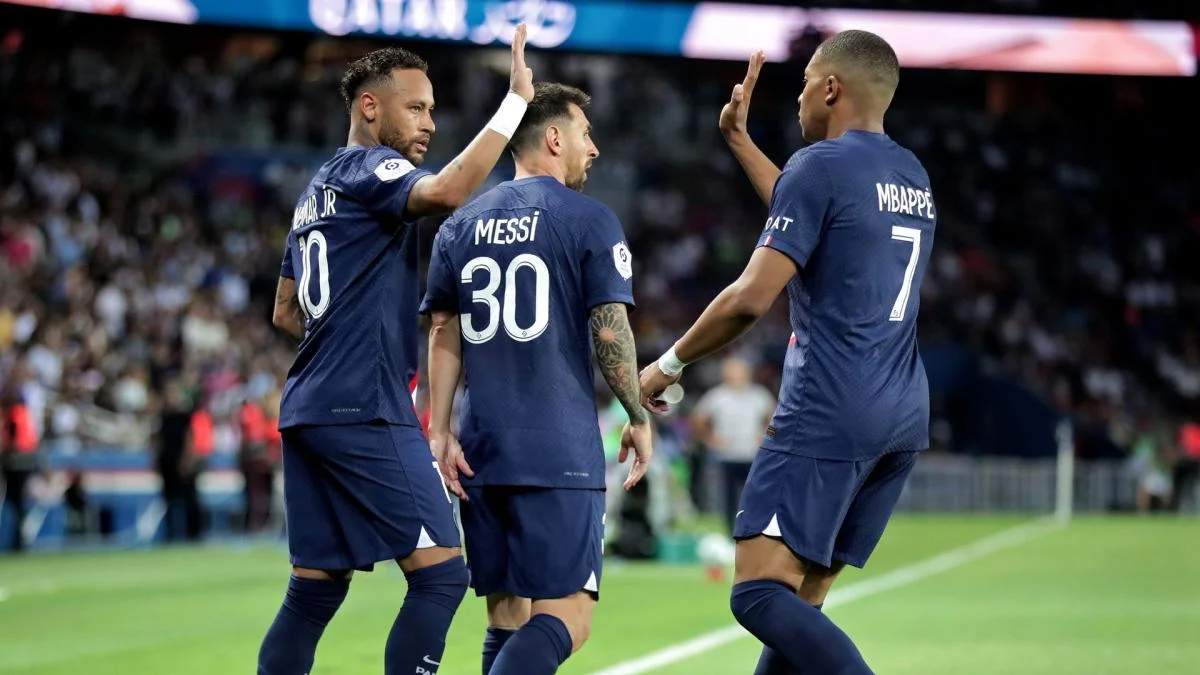 PSG : Junior Dina-Ebimbe raconte la folie Mbappé, Messi, Neymar 