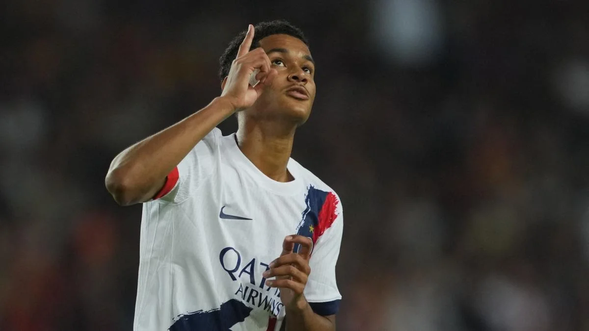 PSG : après Zaïre-Emery, Luis Enrique a totalement métamorphosé Senny Mayulu