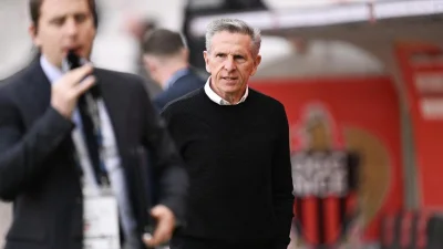 Les supporters de l’OGC Nice pètent les plombs et envahissent le terrain après l’officialisation des barrages