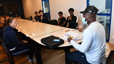 Freddy Dzokanga, l’écrivain qui ouvre la lecture aux jeunes de centres de formation grâce à Zinedine Zidane