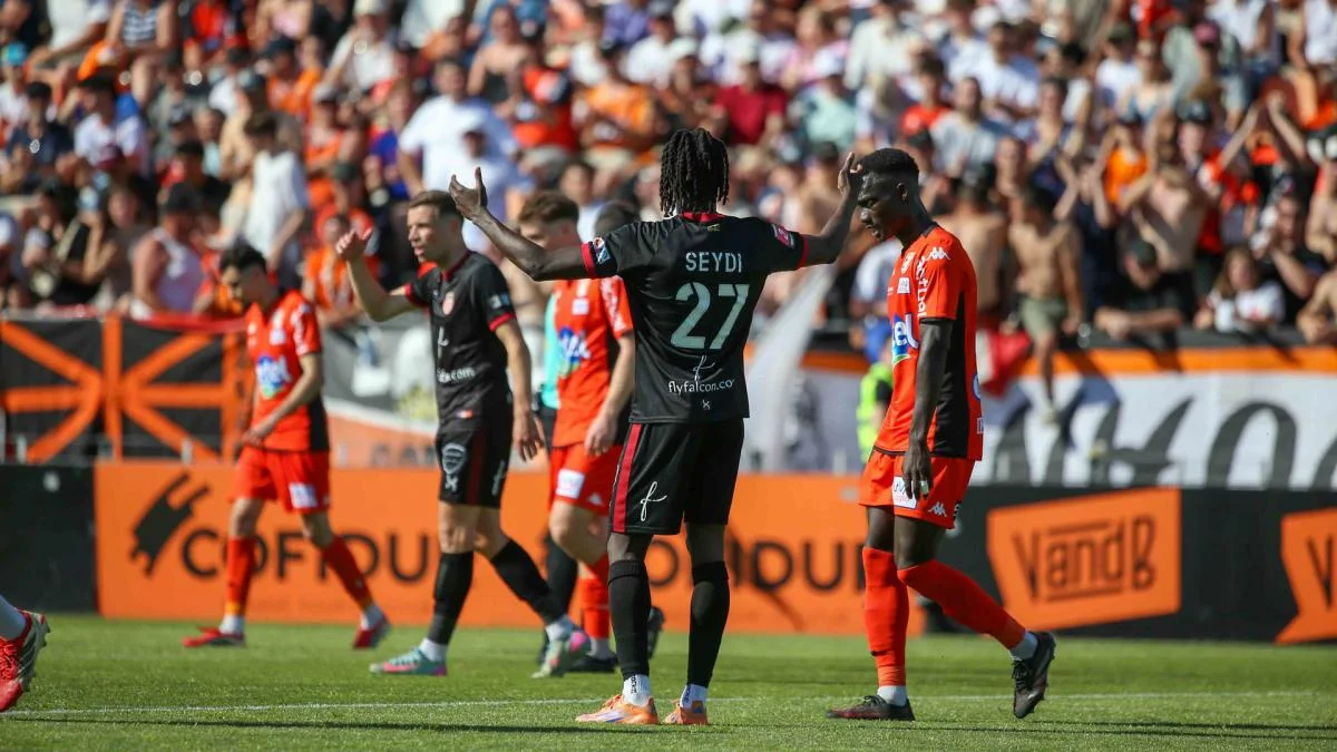 Ligue 2 : Laval assure son maintien et envoie Rouen en Ligue 3