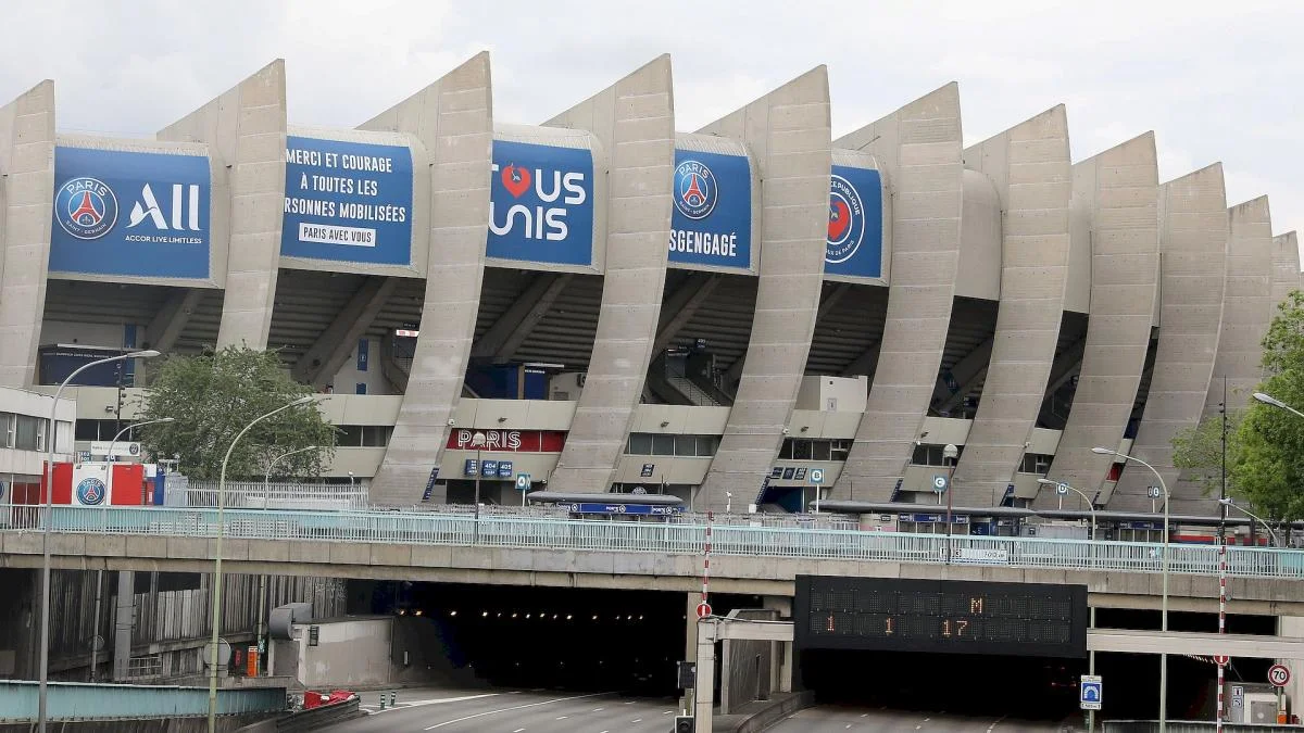 PSG : le maire de Paris refuse de donner un prix de vente au Parc des Princes
