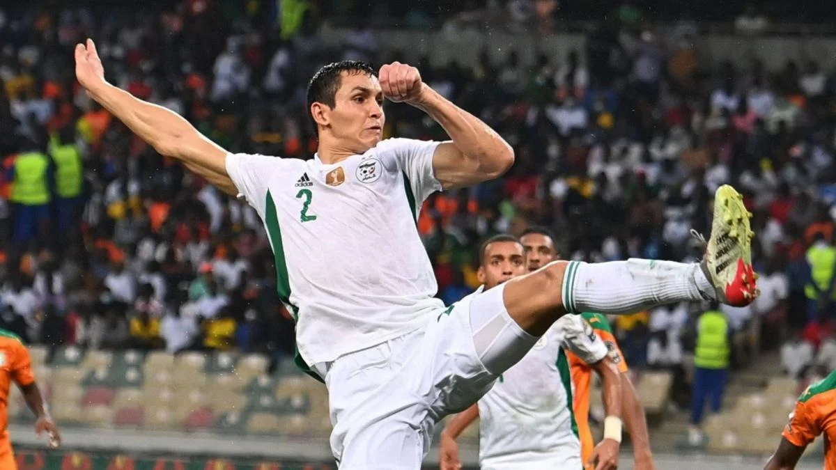Algérie : Aissa Mandi annonce à son tour sa retraite internationale