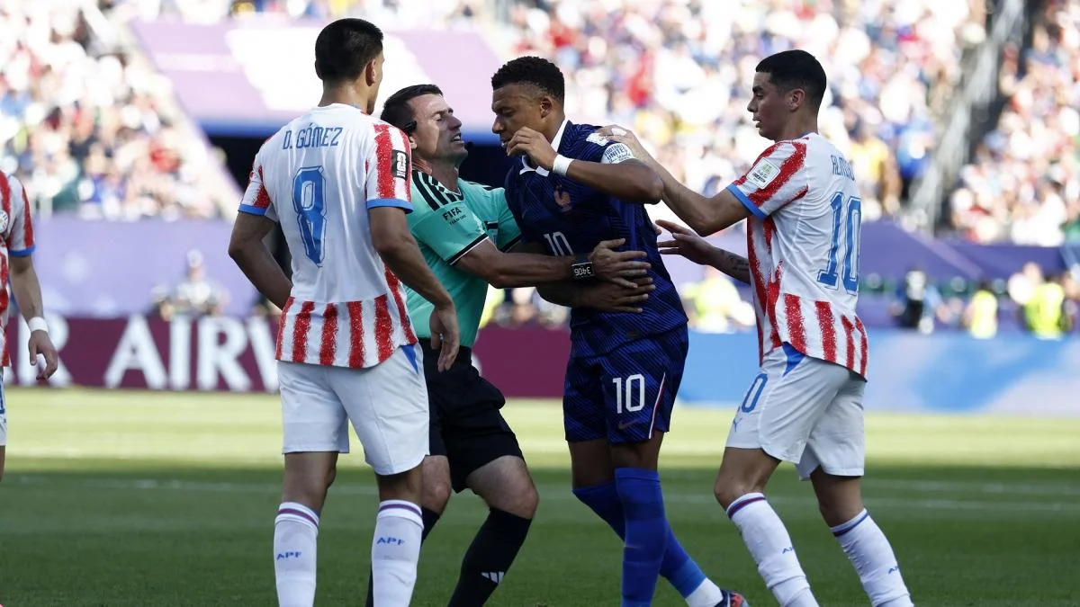 Equipe de France : le coup de poing non sanctionné d’un joueur paraguayen à Mbappé
