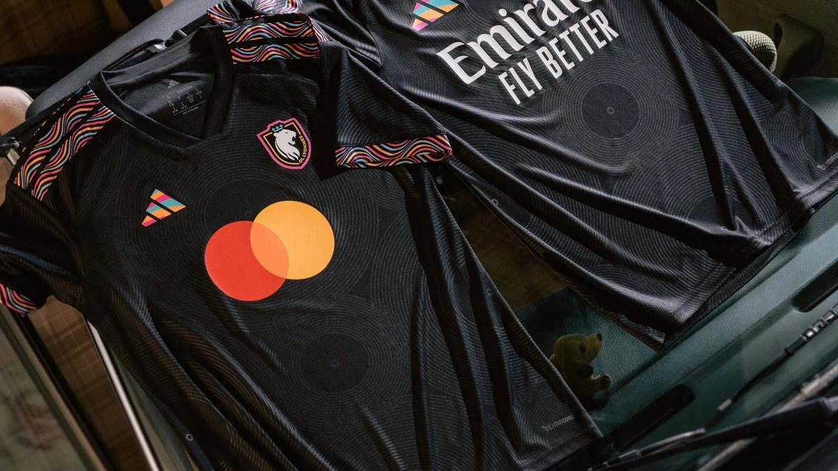 L’OL dévoile son nouveau maillot third 26-27 ! 
