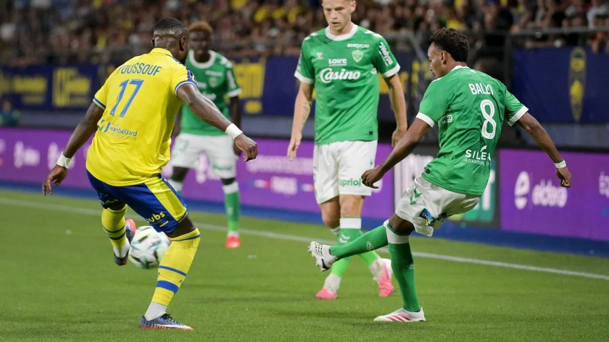 Ligue 2 : Saint-Etienne prend déjà la tête, Nantes sombre contre le Red Star, Metz renverse Guingamp