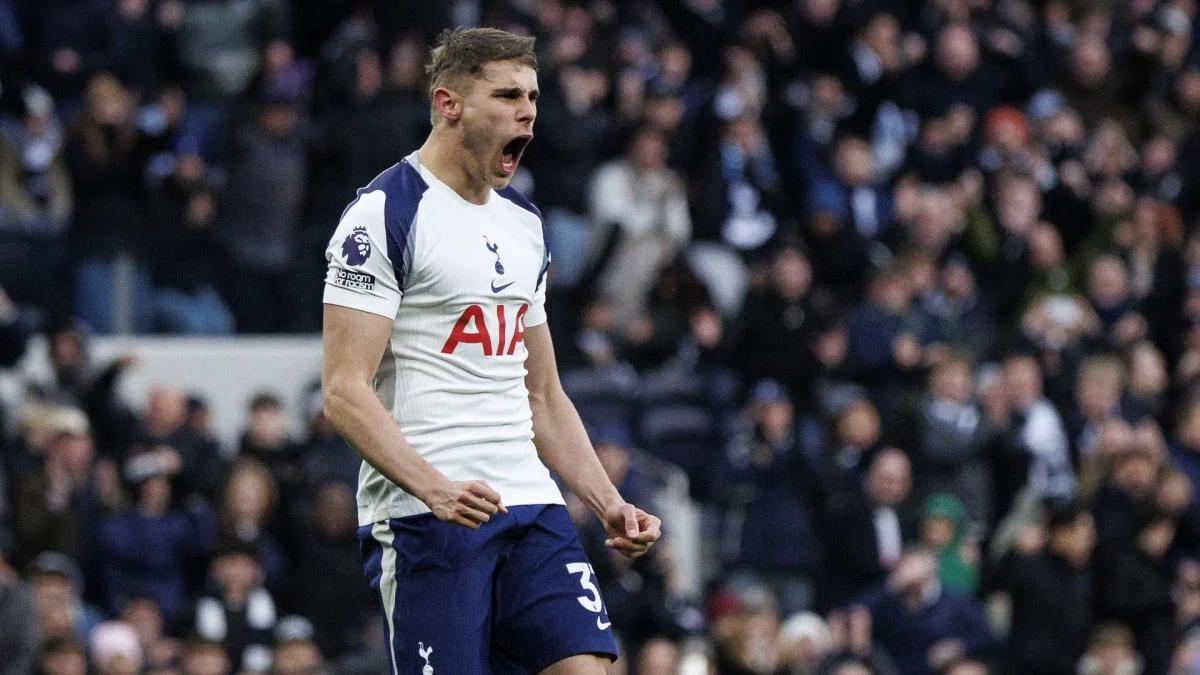 Micky van de Ven prolonge à Tottenham