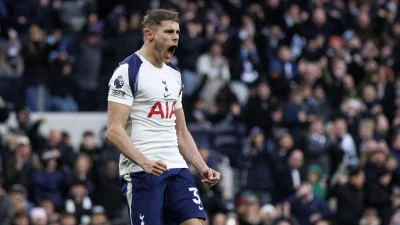Micky van de Ven prolonge à Tottenham