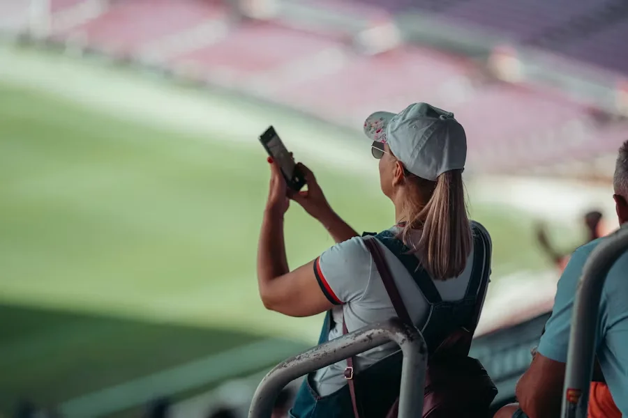 Mercato, matchs amicaux et loisirs numériques : comment les supporters continuent de vivre le football pendant la trêve estivale