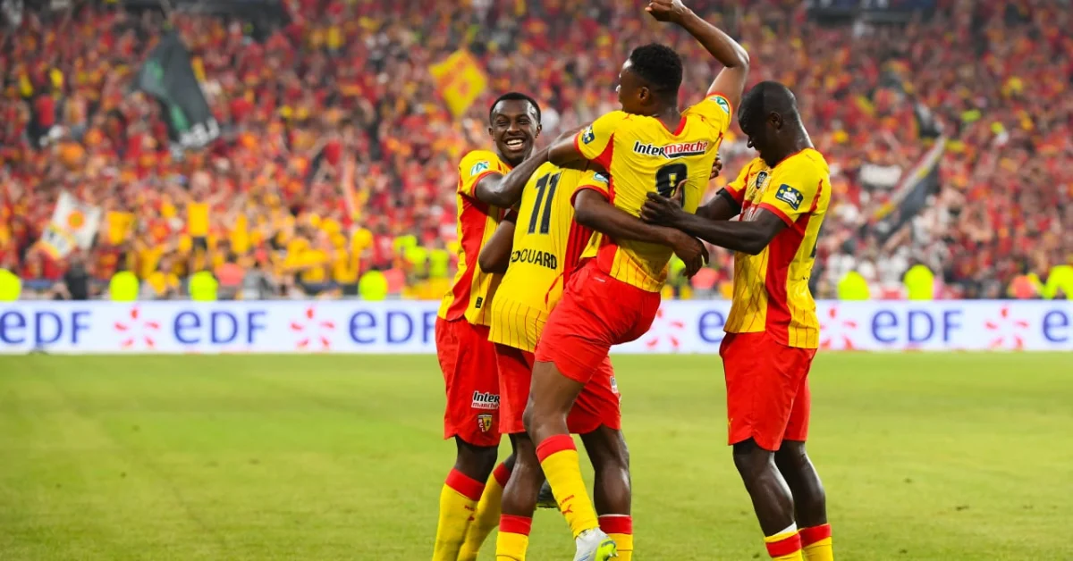 RC Lens : Deux autres joueurs risquent de suivre Pierre Sage