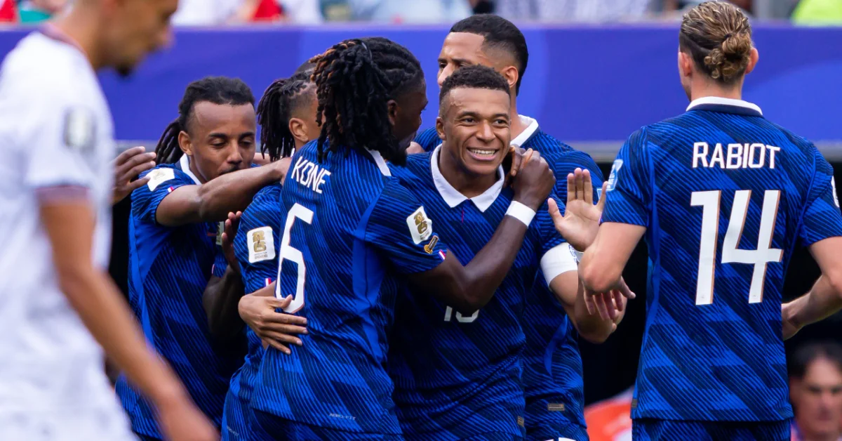 Au bout de la nuit, les Bleus douchent l’Irak et filent en 16e