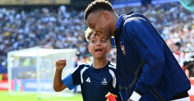 Mbappé brille, la France gagne, mais une fillette voilée obsède déjà les plateaux