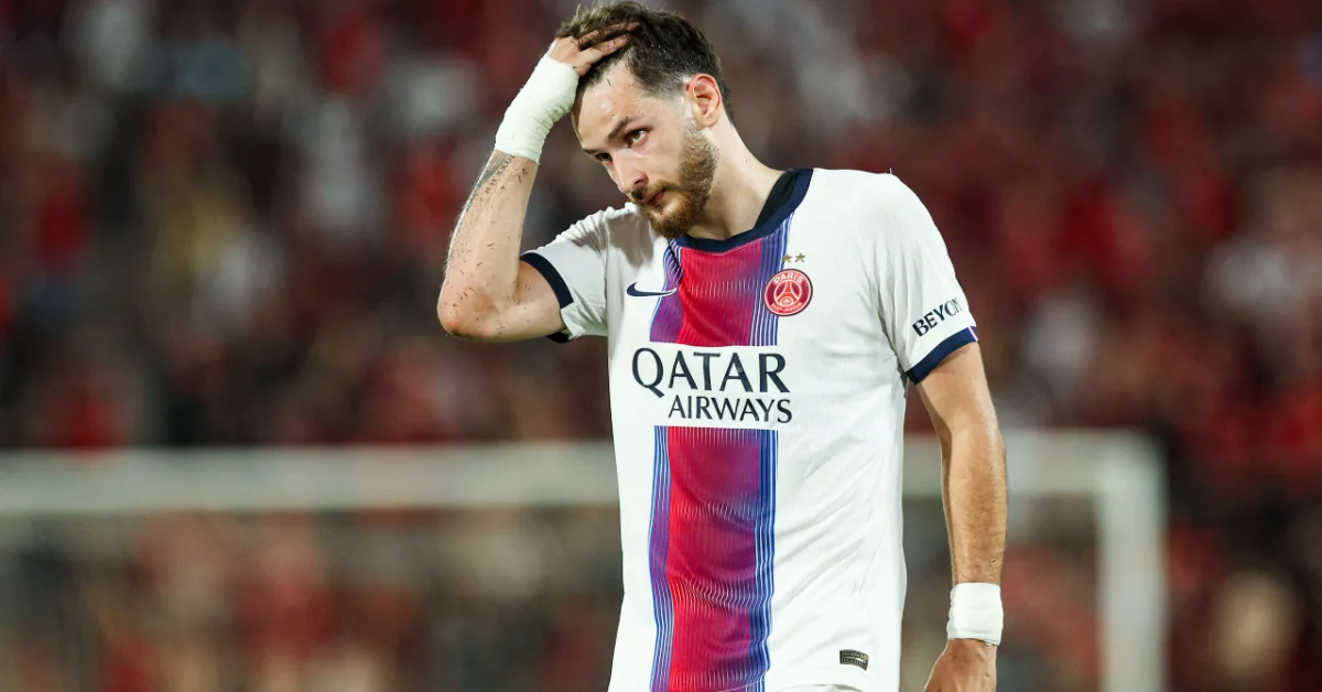 VIDÉO : Le tacle terrifiant sur Kvaratskhelia qui a fait trembler le PSG
