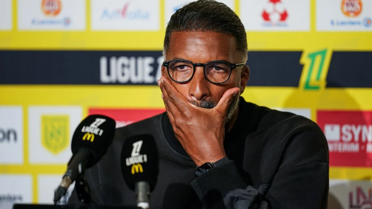 «Ça doit être un enfer pour lui» : Habib Beye vit «les moments les plus durs de sa carrière» à l’OM ?
