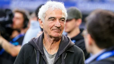 Raymond Domenech «est un immense conn*rd» : Un joueur de l’équipe de France se lâche après le documentaire sur Netflix !