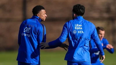 Rayan Cherki se moque de Kylian Mbappé : La scène amusante en équipe de France