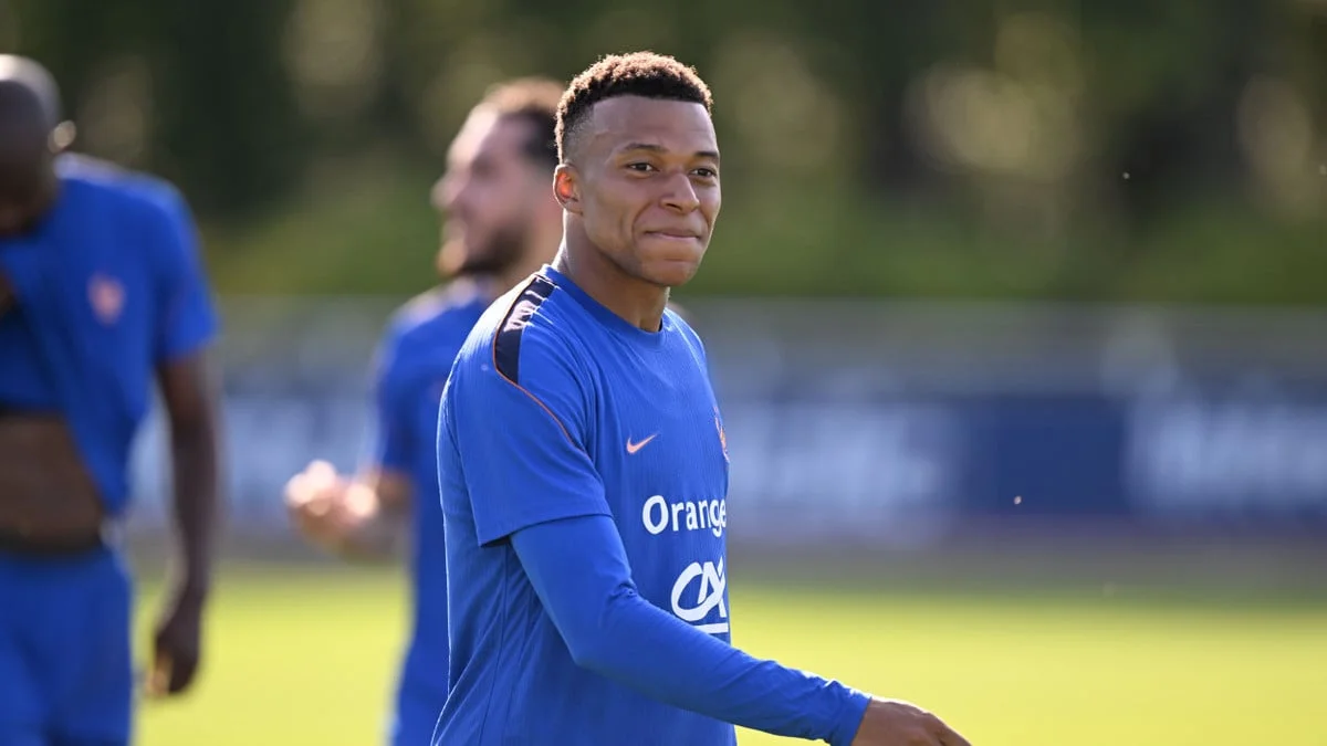 Kylian Mbappé : Emmanuel Macron lui a mis «une gentille pression» pour qu'il prolonge au PSG 
