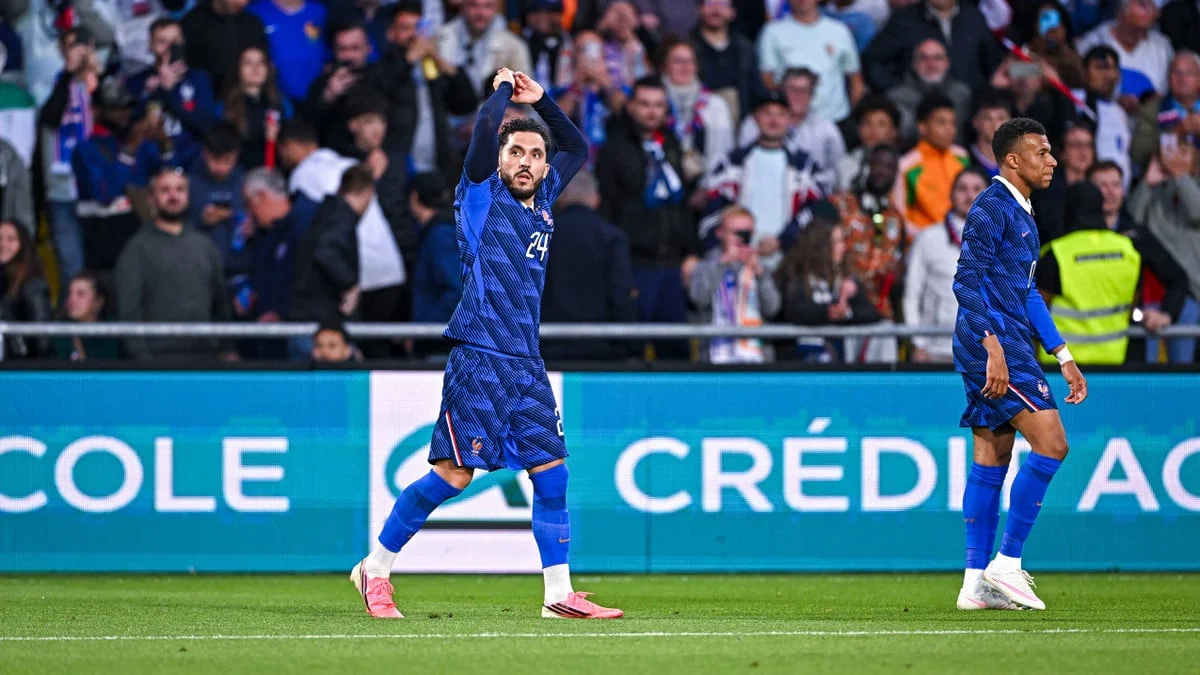 Rayan Cherki fait le buzz, Kylian Mbappé et les joueurs de l'équipe de France se moquent de lui ! 