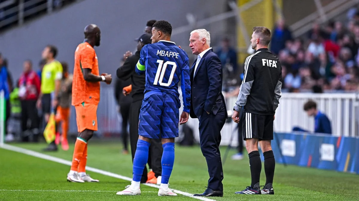 Equipe de France : Un journaliste annonce la future équipe de Deschamps, ça provoque le fou rire de Mbappé 