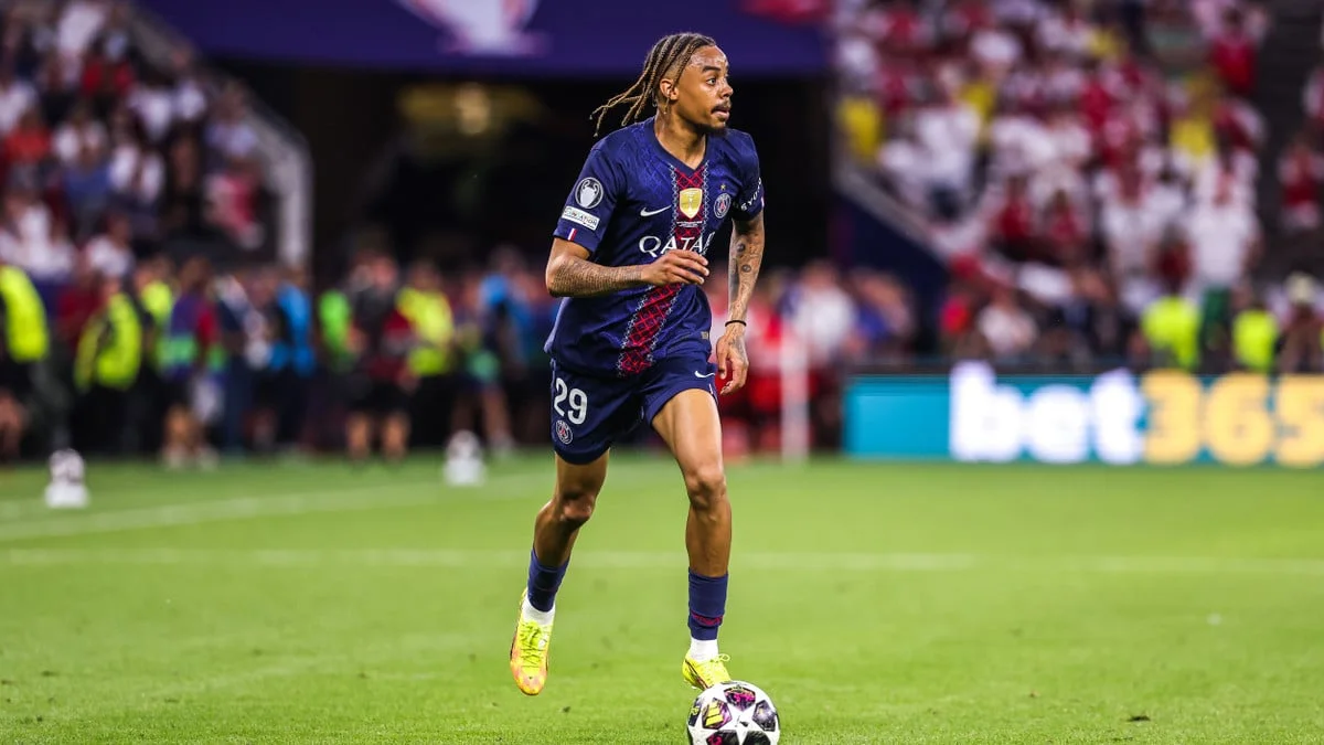 Mercato - Ça bouge pour la succession de Bradley Barcola : Par qui le PSG doit-il le remplacer cet été ? 