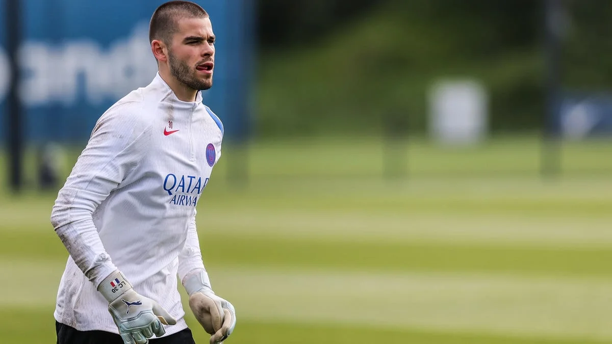 PSG - Lucas Chevalier sur le départ : Fabrizio Romano annonce une nouvelle qui relance le dossier !