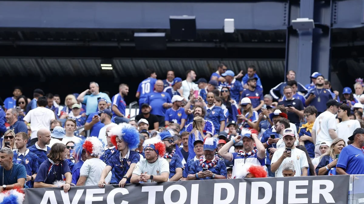Coupe du monde 2026 - Deschamps en deuil : La caricature de Charlie Hebdo fait polémique, la FFF contre-attaque ! 