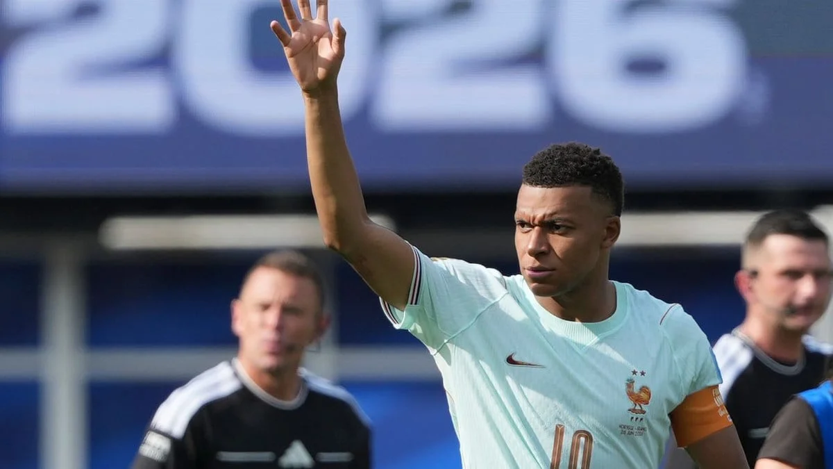 Kylian Mbappé répond cash sur sa relation avec Ester Exposito : «Il y a des choses que les gens ne nous permettent pas de faire»
