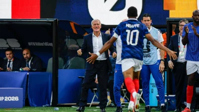 Equipe de France - Deschamps se prosterne devant Mbappé : Le geste qui fait grincer des dents en pleine Coupe du monde