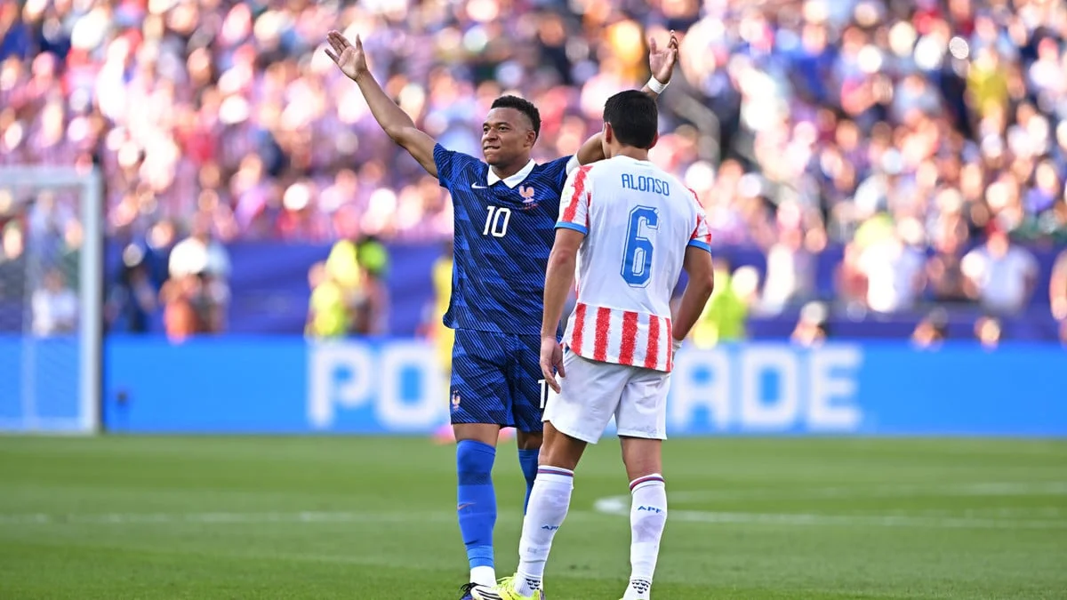 France/Paraguay : Ça a chauffé pour Kylian Mbappé, Deschamps a trouvé deux gardes du corps pour le protéger !