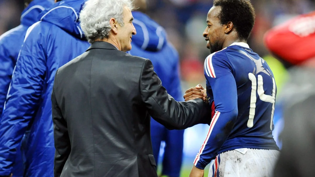 Raymond Domenech et Estelle Denis : Sidney Govou hallucine encore de la demande en mariage !